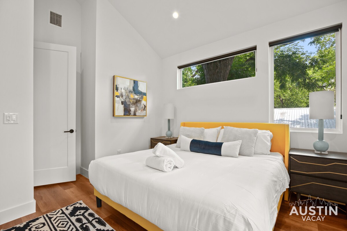 Super Stunning Back House w Terrace in East Chavez