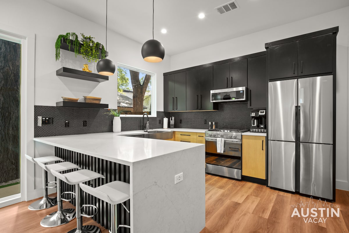 Super Stunning Back House w Terrace in East Chavez