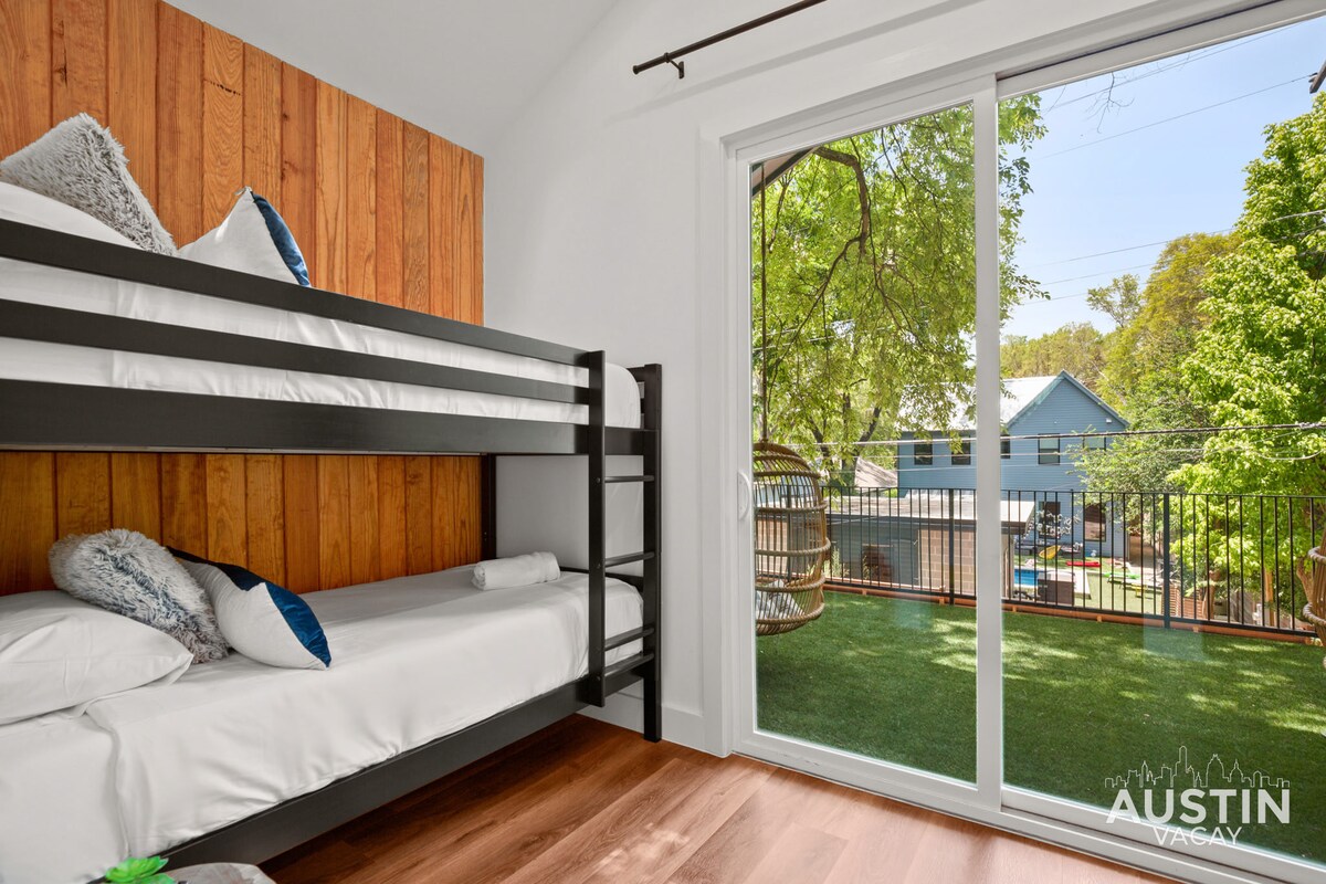 Super Stunning Back House w Terrace in East Chavez