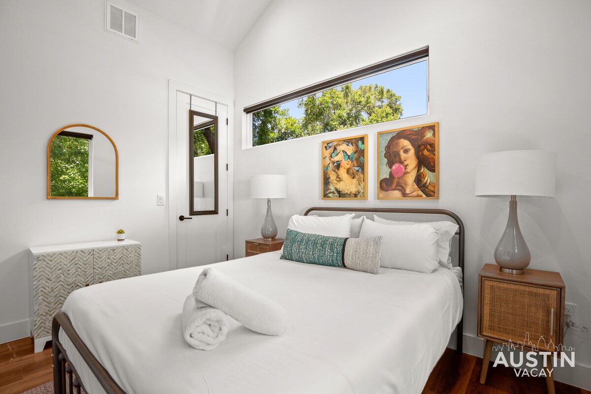 Super Stunning Back House w Terrace in East Chavez