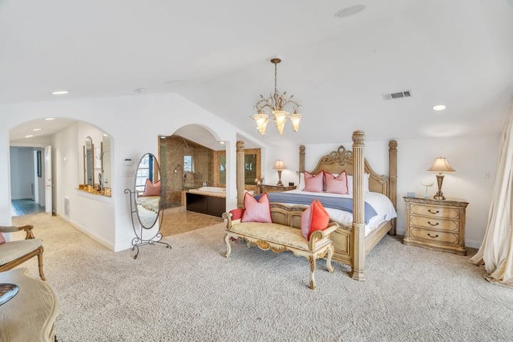 Glavna spavaća soba s bračnim krevetom i privatnim balkonom.
