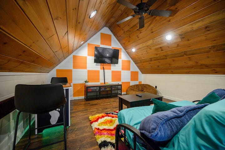 اصعد إلى الشقة العلوية للاستمتاع بتجربة سفر راقية – المكان المثالي للمتعة والألعاب ووقت التوقف عن العمل.