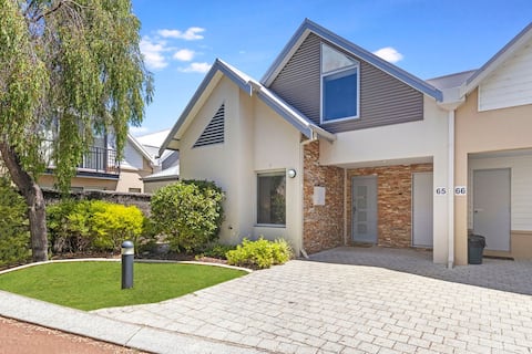 Successful Airbnb property: Tides at 65 Cape View Resort in Broadwater
