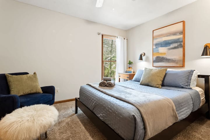 Vista del dormitorio principal de arriba con una cama tamaño queen. 