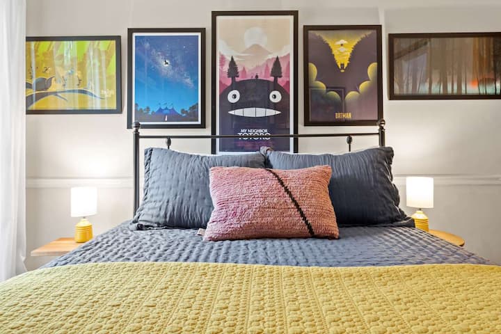 Vista del dormitorio principal de la planta baja tres con una cama tamaño queen en el dormitorio tres.  Este dormitorio se encuentra fuera del sótano de la casa. 