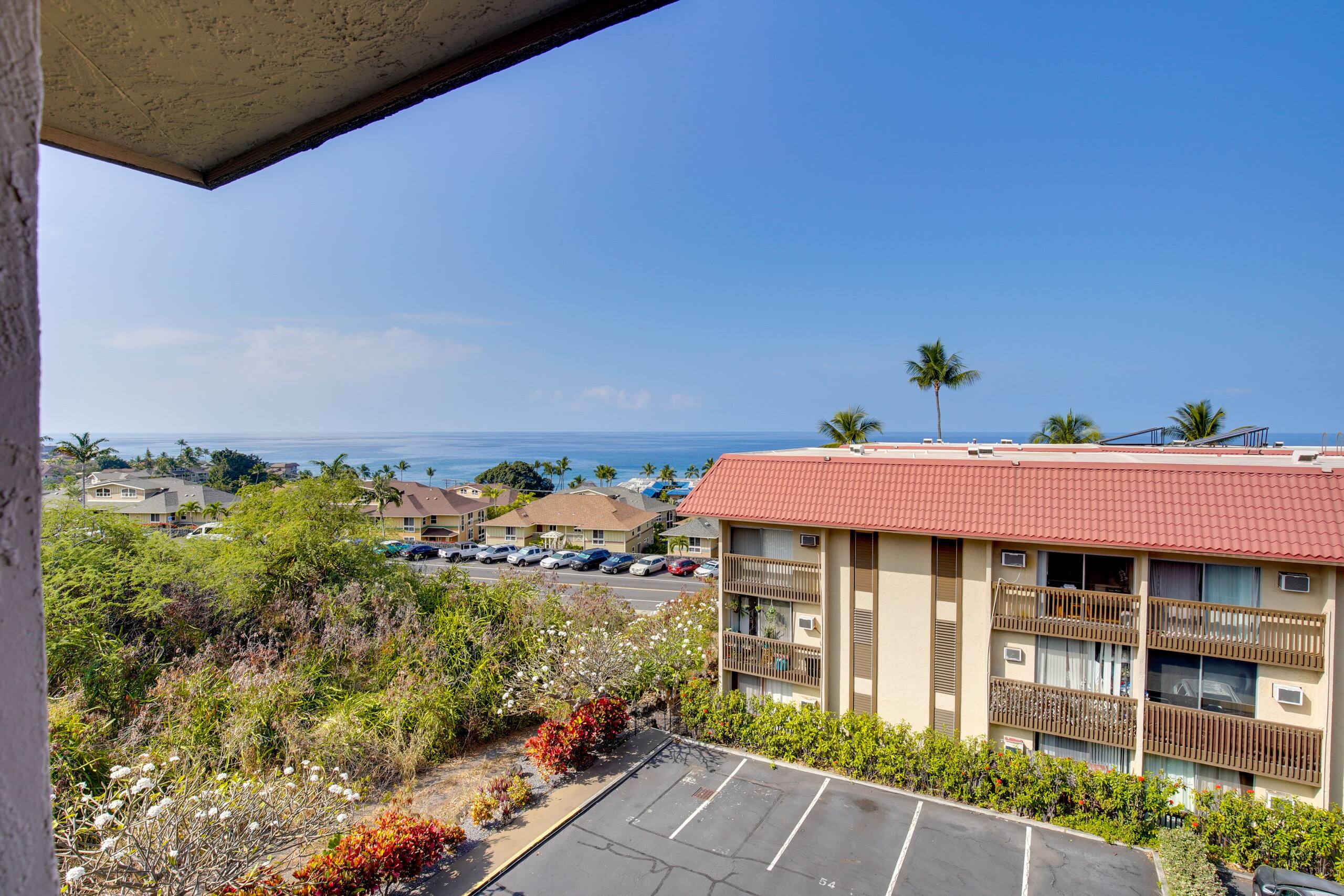 Condo in Kailua-Kona · ★4.56 · 2 bedrooms · 4 beds · 1.5 private baths - Image 6