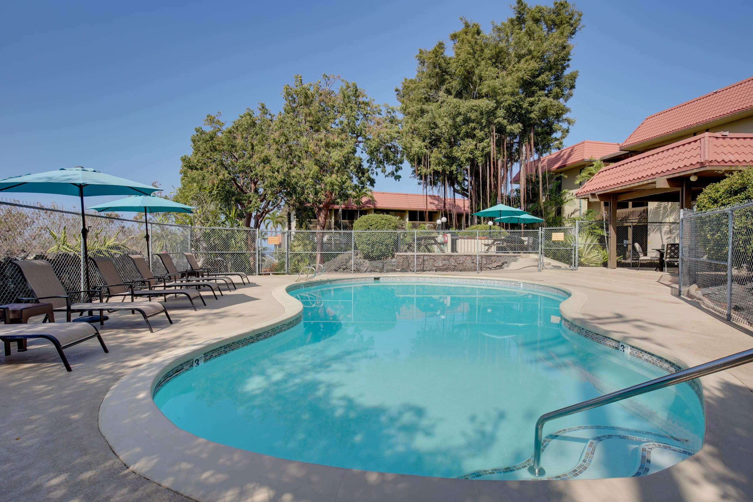 Condo in Kailua-Kona · ★4.56 · 2 bedrooms · 4 beds · 1.5 private baths - Image 2