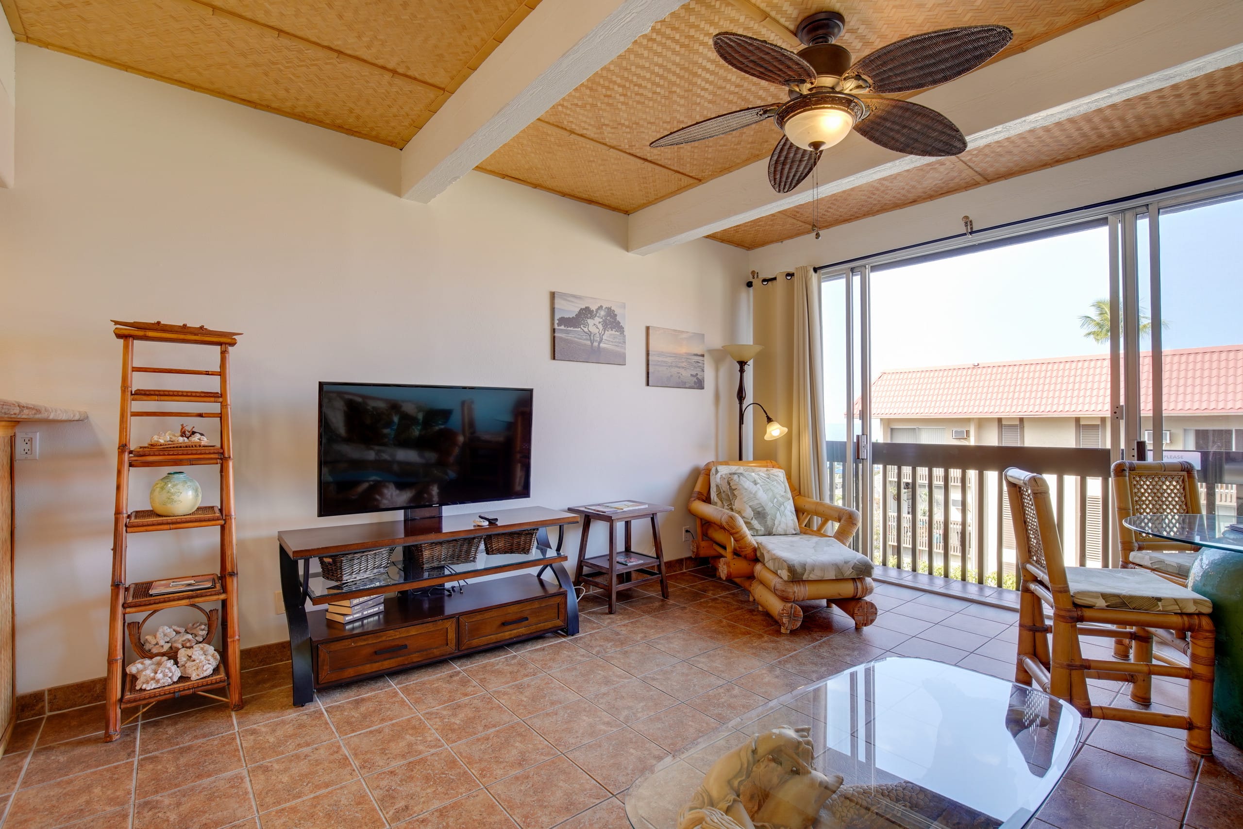 Condo in Kailua-Kona · ★4.56 · 2 bedrooms · 4 beds · 1.5 private baths - Image 3