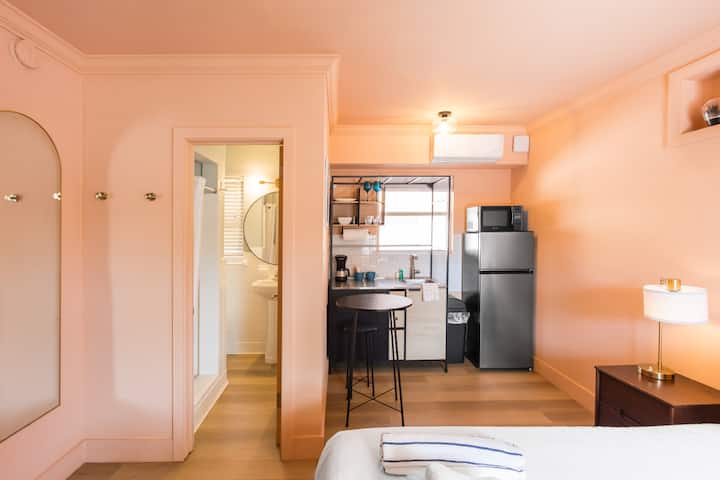 Renovated 2025 - Retro Beach Oasis With Color Pop - Clearwater Beach, FL