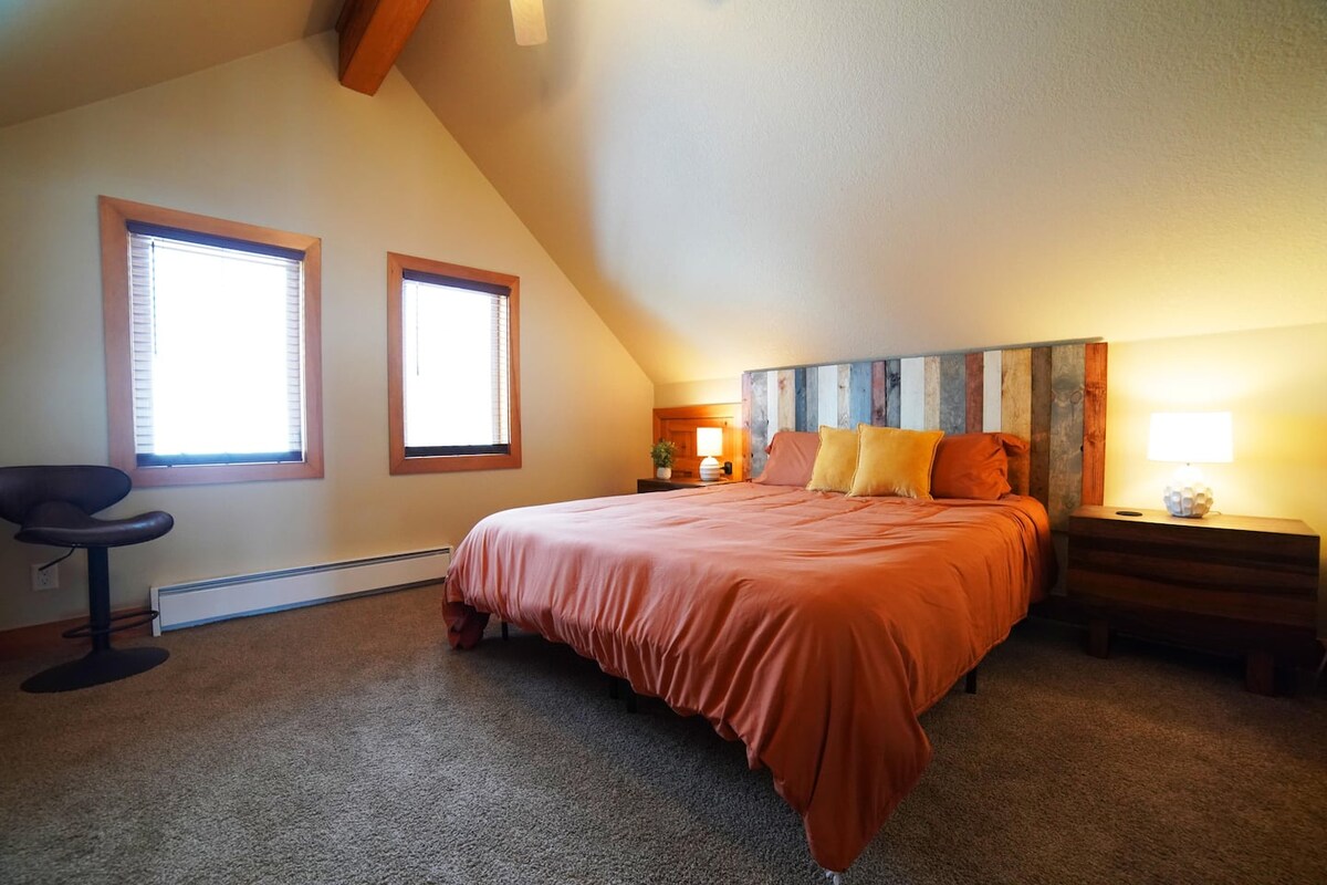 Kjo dhomë gjumi lart ka një krevat dopio "king" dhe qasje të drejtpërdrejtë në banjën e sipërme.