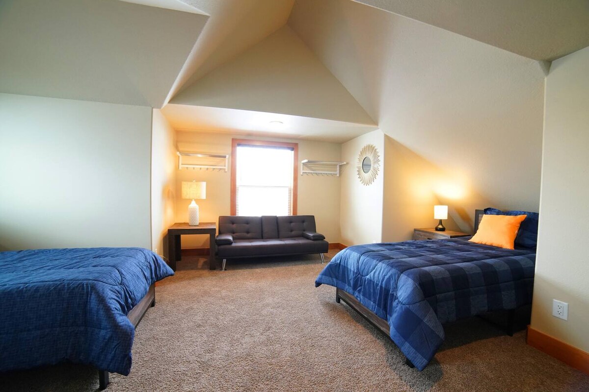 Kjo dhomë gjumi në katin e sipërm ka 2 krevate dopio, një divan për fjetje dhe një televizor të madh, një pushim i përkryer nga ambienti i përbashkët!