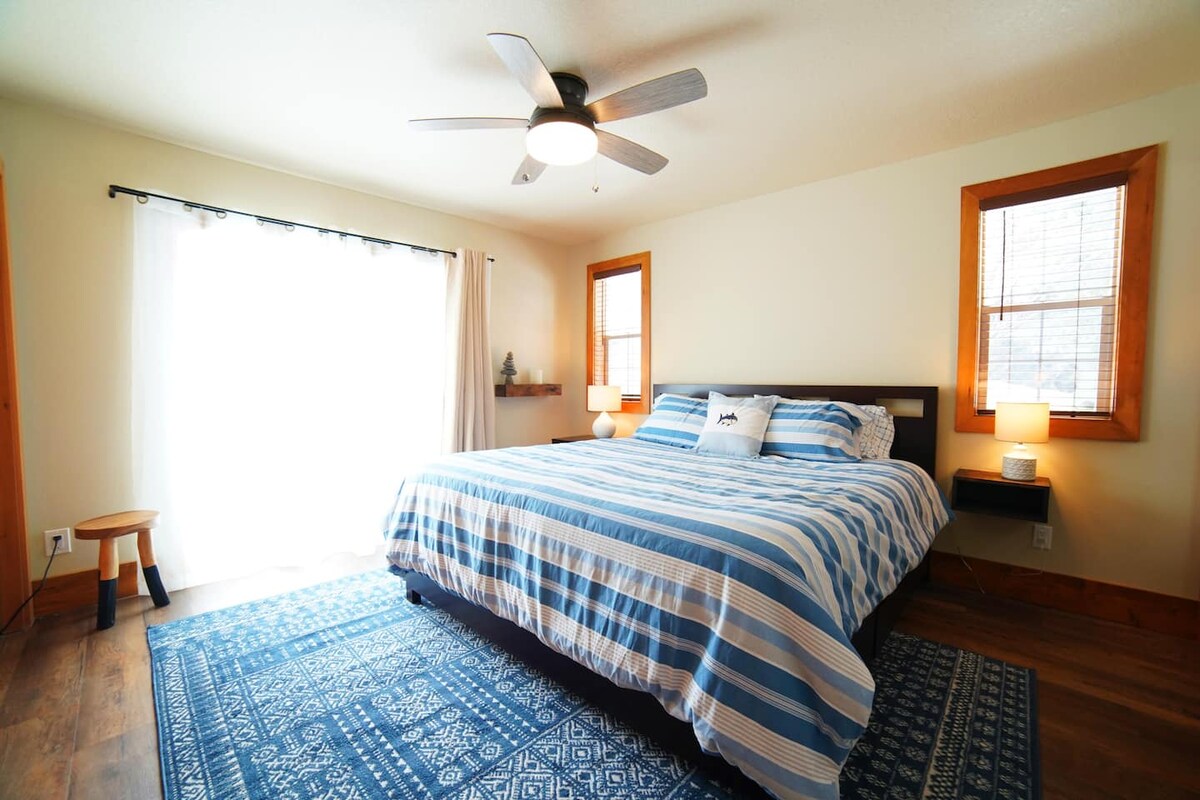 Dhoma kryesore e gjumit ka një krevat dopio "king" dhe një banjë en suite, si dhe një dollap të madh.