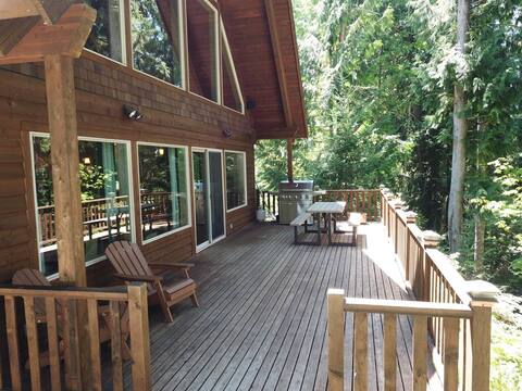 `Antler Ridge` Hot tub, Wifi, BBQ, River Access!
