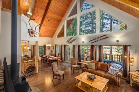 `Antler Ridge` Hot tub, Wifi, BBQ, River Access!