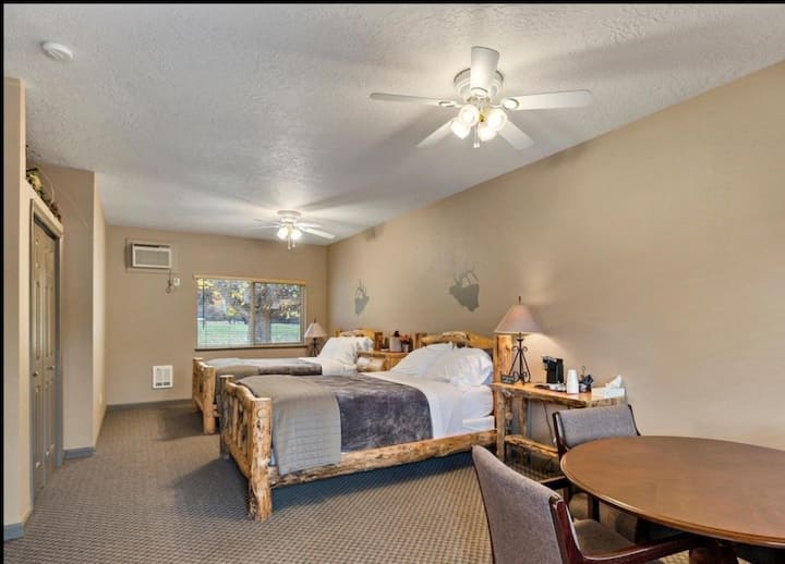 Queen Double Ensuite at South Fork Lodge Motel Hotels for Rent in