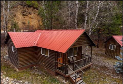 Cabin 2 at Southfork Lodge- sleeps up to 6