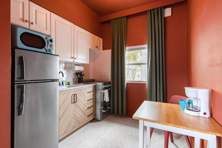 Renovated 2025 - Retro Beach Oasis With Color Pop - クリアウォーター・ビーチ, FL
