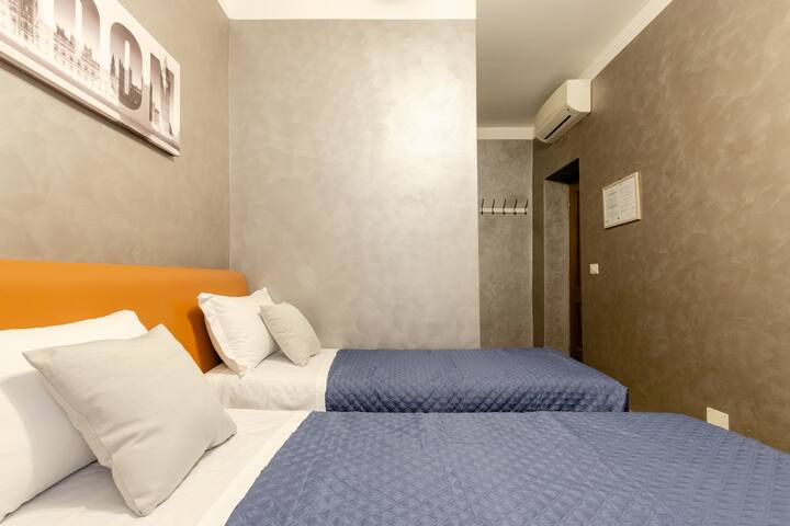 4-Bdr Apt among Colosseum&Termini 10-people gallery image 3