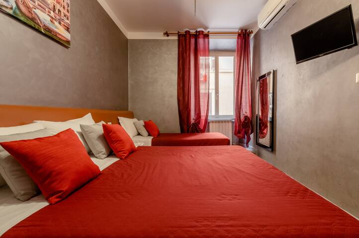 4-Bdr Apt among Colosseum&Termini 10-people gallery image 5