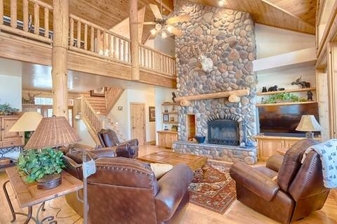High End Luxury Cabin on Golf Course BOOK NOW!