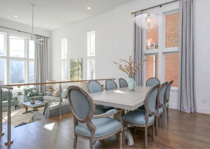 Stunning Townhome in Nashville-Close to Broadway! gallery image 2