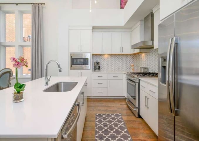 Stunning Townhome in Nashville-Close to Broadway! gallery image 3