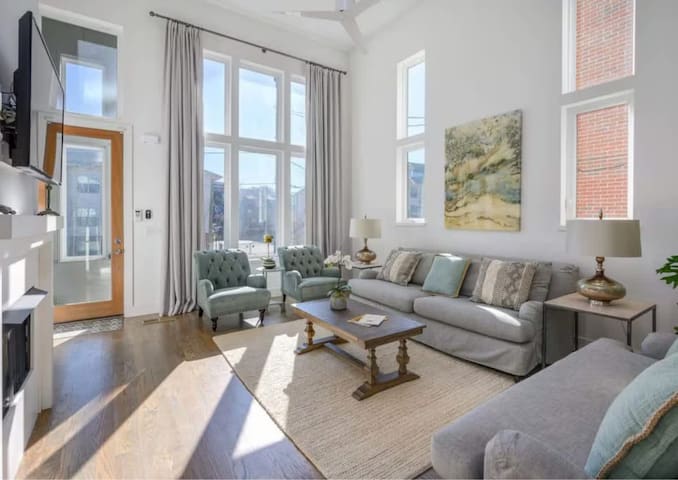 Stunning Townhome in Nashville-Close to Broadway!