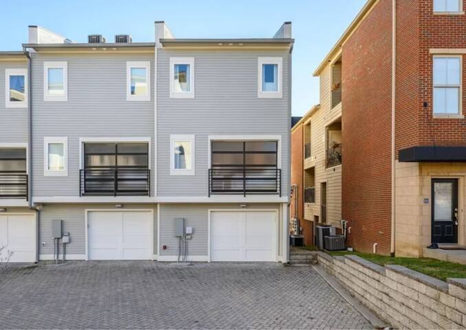 Stunning Townhome in Nashville-Close to Broadway! gallery image 5