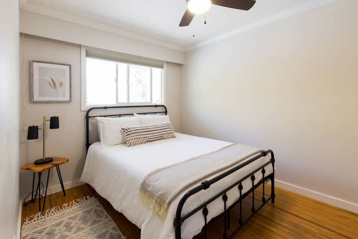 ნომერში „Willow“ არის დიდი ორადგილიანი საწოლი Fairmont‑ის სასტუმროს მატრასით, ჰიპოალერგიული სასტუმროს კლასის ბალიშები/საბანი და ძილისთვის განკუთვნილი, ძვირადღირებული თეთრეული. თქვენი ნივთების შესანახად გექნებათ დიდი გარდერობი სეიფით.