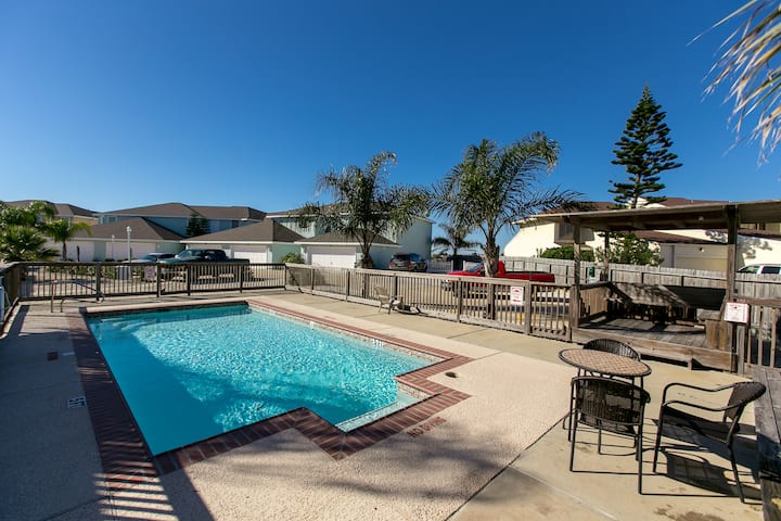 Spacious Family Stay | Pool & Beach Nearby - Corpus Christi, TX