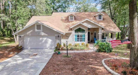 Clean and Modern Home, Sparkling Heated Pool, Near