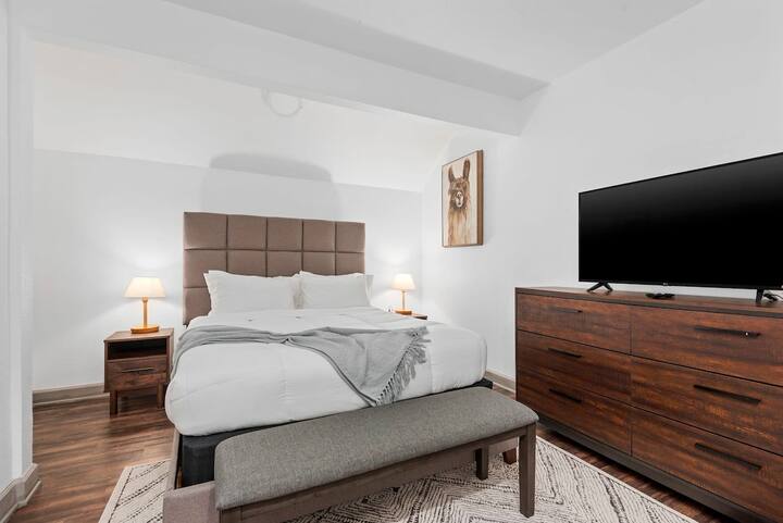 Მთავარი საძინებელი დიდი ზომის საწოლით