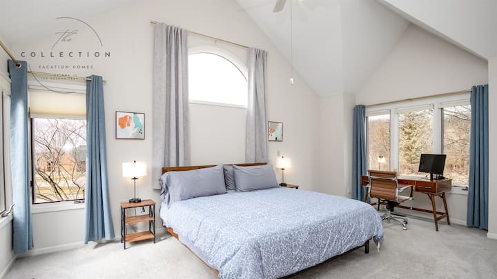 Dormitorio principal con televisión inteligente y espacio de trabajo