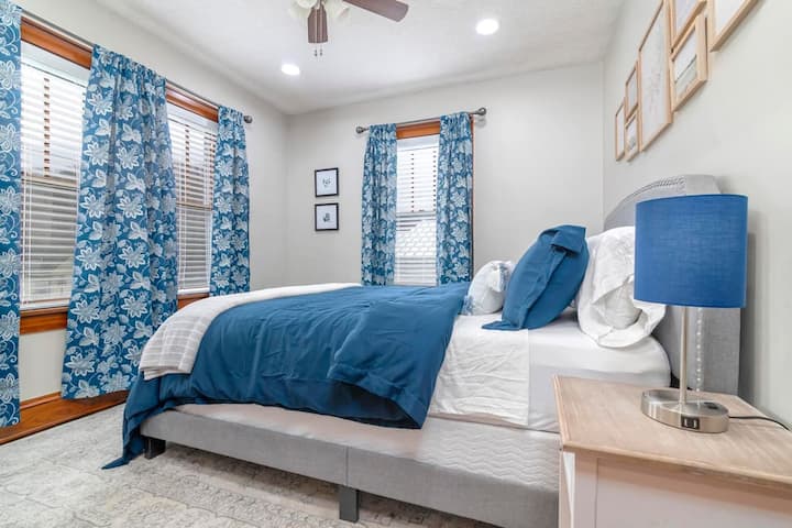 Profitez du lit queen size et de la décoration charmante pour des nuits reposantes.