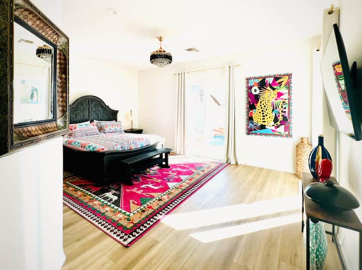 Მასტერ-საძინებელი/ King bed / TV