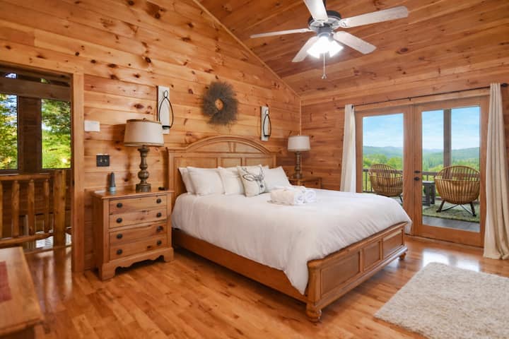 Sleep in comfort and privacy in our spacious king bed, tucked away in the serene upstairs master bedroom at Luna's Mountain Lodge. Your peaceful mountain retreat awaits. ️