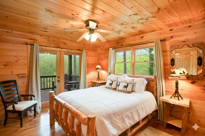 Discover serenity in Bedroom #2 at Luna's Mountain Lodge. Cozy up in the queen bed and step out onto the screened porch to immerse yourself in nature's beauty. ️