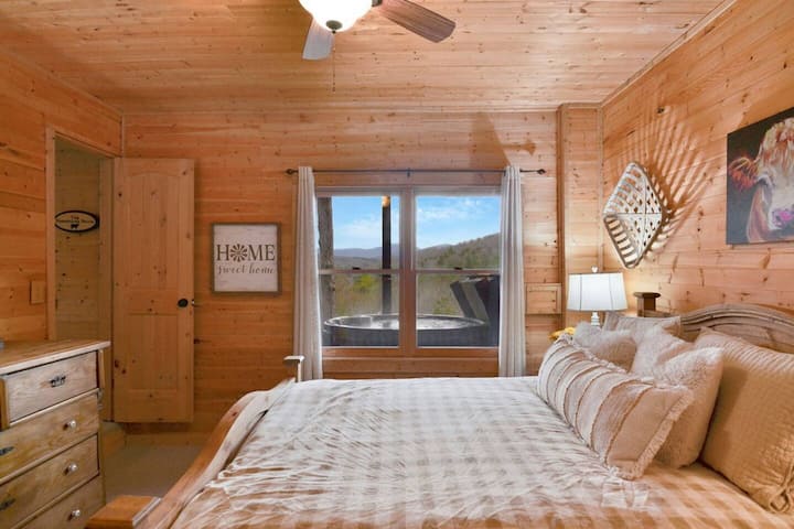 Wake up to stunning mountain vistas from Bedroom #3 at Luna's Mountain Lodge. Enjoy the queen bed's comfort and gaze out the window to see the inviting hot tub and panoramic mountain views. ️