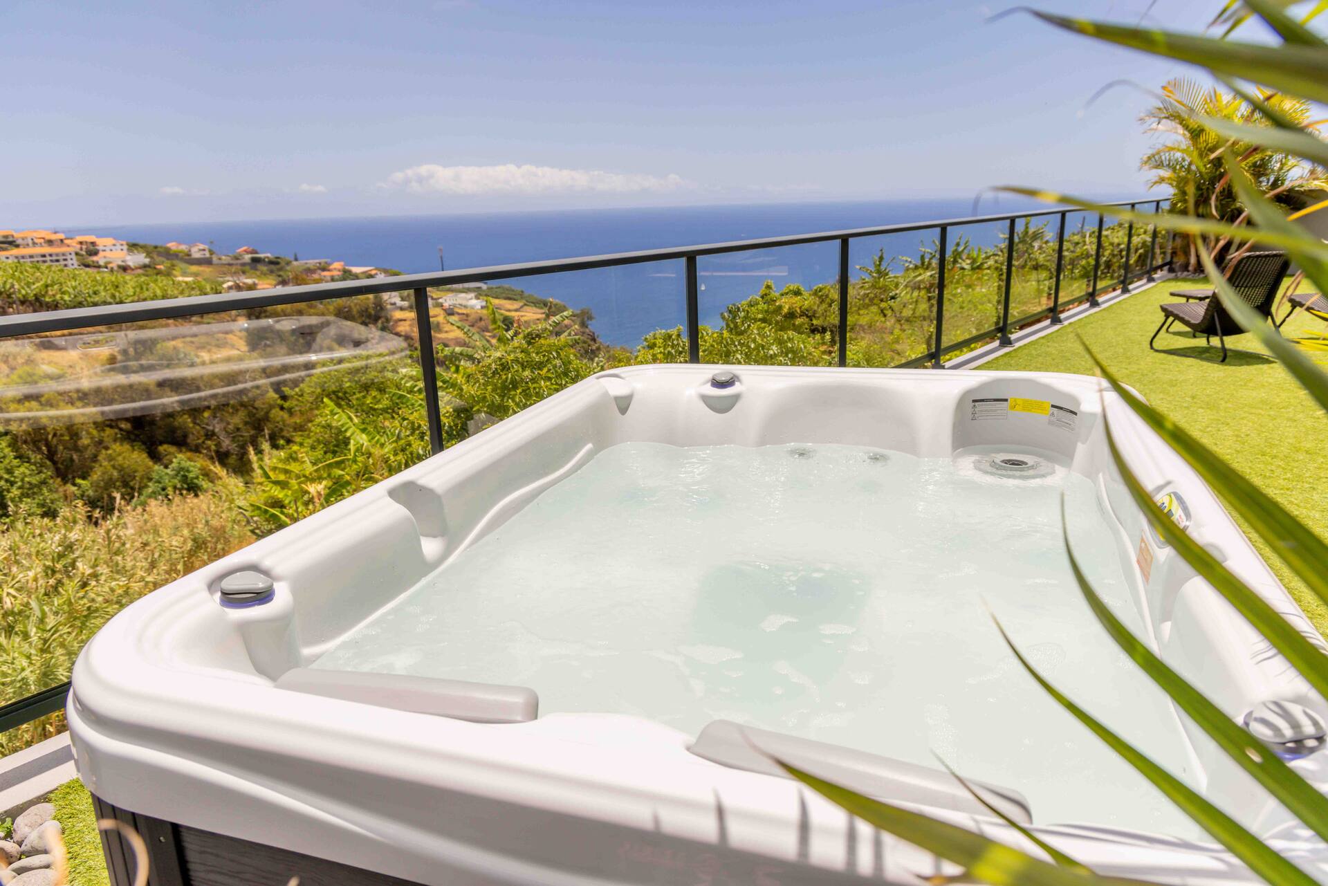 House - sleeps 3 free parking garden & jacuzzi