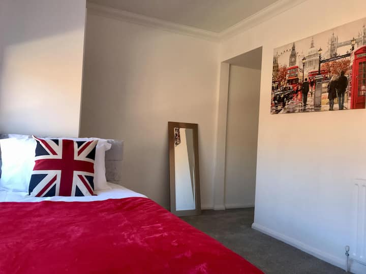 Dormitorio londinense con decoración de Londres
