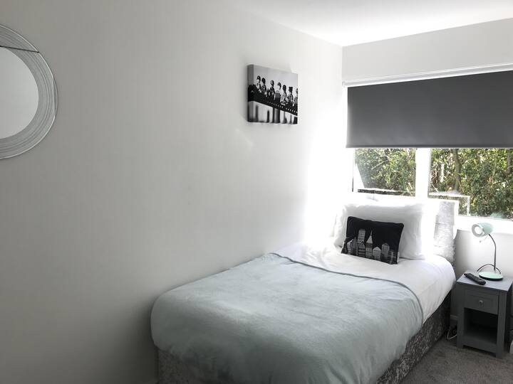 Dormitorio de Nueva York con cama individual