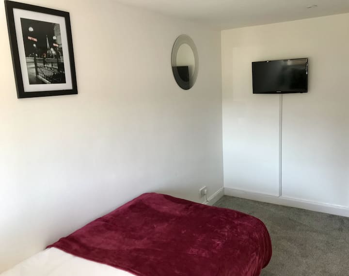 Dormitorio parisino con televisión inteligente