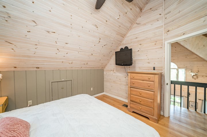 ทีวีห้องนอนชั้นบนและลิ้นชักสำหรับเก็บของ