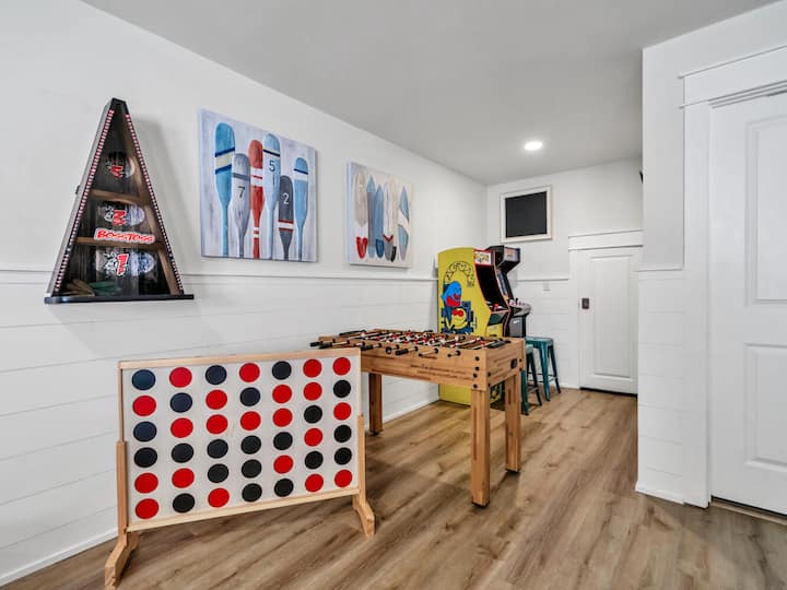 Ghorofa yetu ya 3 Loft Bunk/Gameroom ina Giant Connect Four, Foosball, BossToss, Ring Toss, 2 Arcade Games na zaidi!