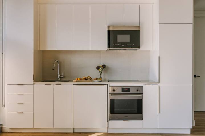 Sonder Maisonneuve | Stellar 2BR Apt w/ Balcony gallery image 4