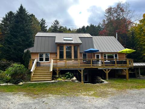 Chalet- Stream, A/C, Hot Tub, min to Lake and Ski