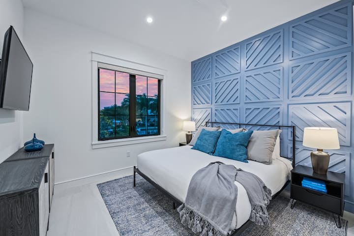 Sypialnia 5 - łóżko typu King, telewizor, łazienka z łazienką, widok na miasto