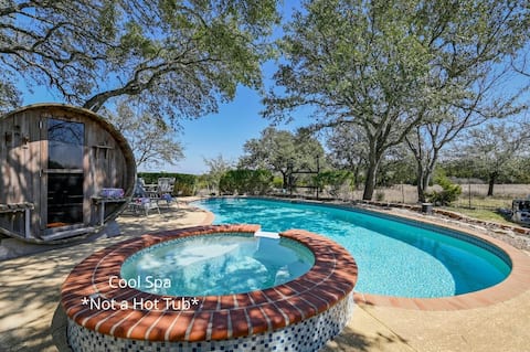 'Oak Hollow' Country Escape! Pool! Pet-Friendly!