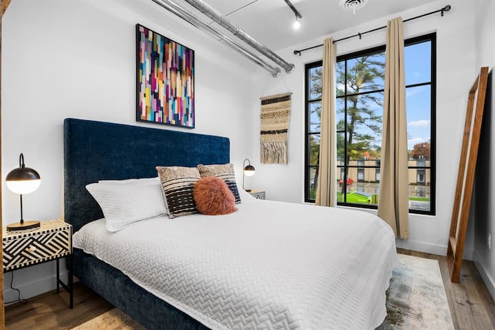 Despiértate en este dormitorio principal con luz solar que fluye a través de ventanas de gran tamaño, tomando tu café de la mañana mientras las copas de los árboles se balancean suavemente afuera.