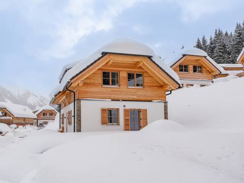 Luxury lodge with Finnish sauna near ski lift